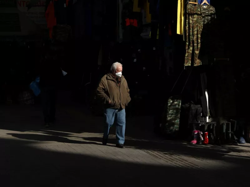 Τέλος από σήμερα στο πρόστιμο των 100 ευρώ για τους ανεμβολίαστους άνω των 60