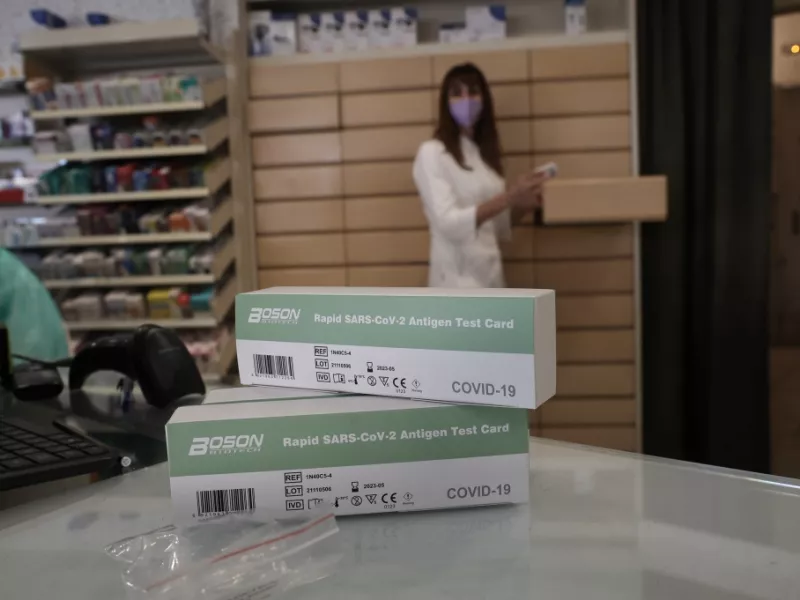 Έως σήμερα η διανομή των 5 self tests για μαθητές και εκπαιδευτικούς από τα φαρμακεία