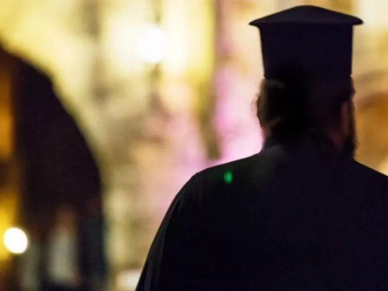 Ανεμβολίαστος παπάς πήγε για καφέ στο Αγρίνιο- Λουκέτο στην καφετέρια