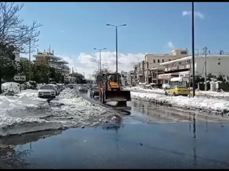 Κακοκαιρία «Ελπίς», η επόμενη ημέρα: Εγκατελειμμένα αυτοκίνητα στους δρόμους της Αθήνας