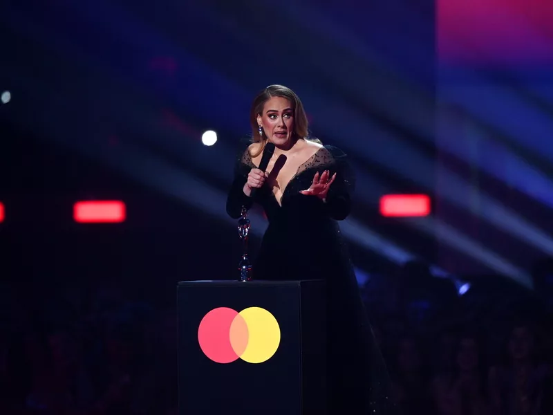 Η Adele χορεύει pole dancing σε κλαμπ του Λονδίνου προκαλώντας πανικό-Δείτε βίντεο 