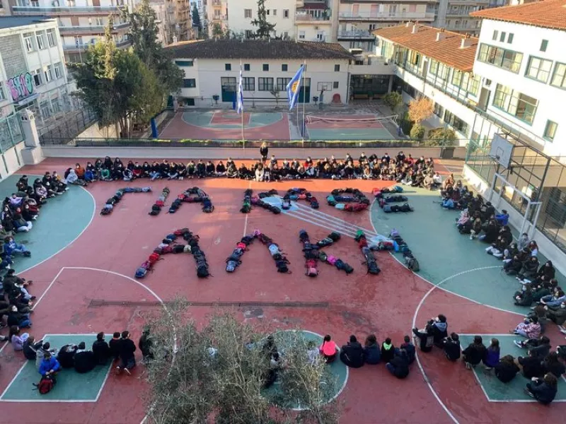 Έγραψαν «Για κάθε Αλκη» με τις τσάντες τους: Συγκινητική πρωτοβουλία μαθητών για τη δολοφονία του 19χρονου 