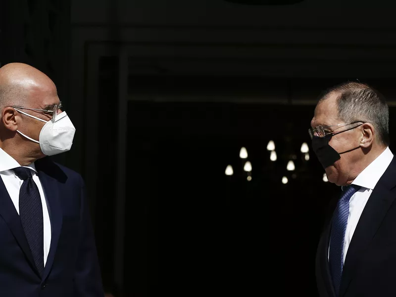 Συνάντηση Δένδια – Λαβρόφ εν μέσω Ουκρανικής κρίσης: Οι θέσεις της Αθήνας