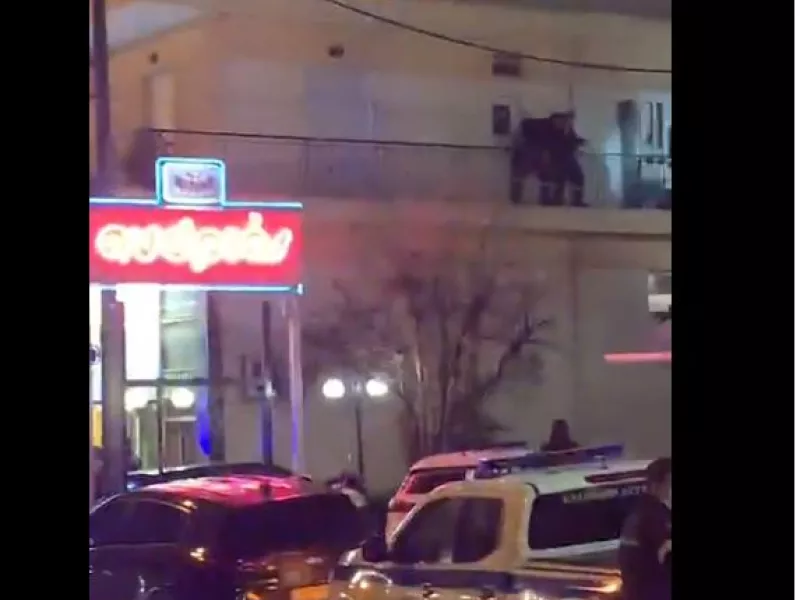 Διαρρήκτης εγκλωβίστηκε σε σπίτι αστυνομικού -Επιχείρηση των ΕΚΑΜ στην Νέα Ιωνία-   (Video)