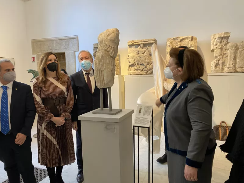 Παράδοση αγάλματος της Αθηνάς στην Ιταλία: Μήνυμα στο Βρετανικό Μουσείο για τα Γλυπτά του Παρθενώνα (φωτογραφίες) 