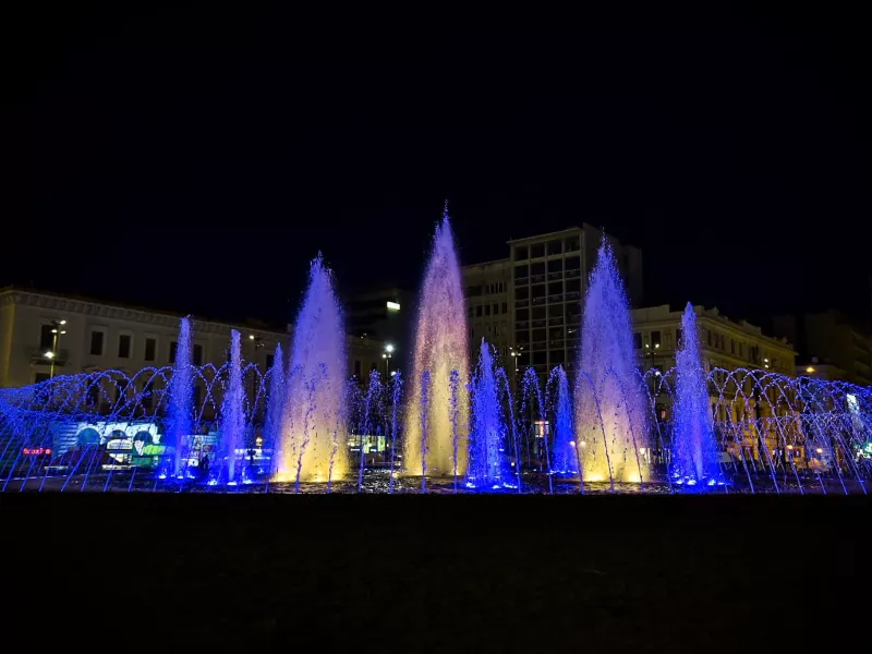 Φωταγωγείται στα χρώματα της ουκρανικής σημαίας η πλατεία Ομονοίας