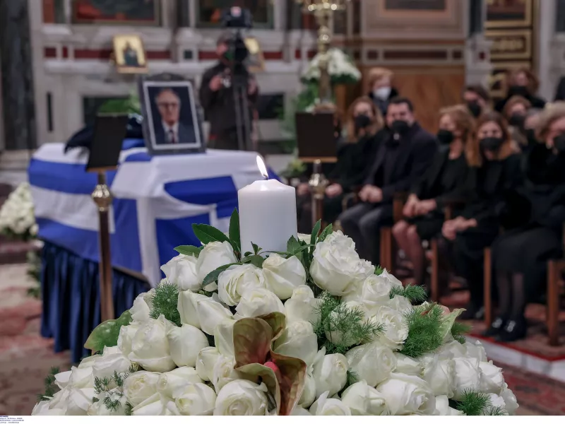 Το «ύστατο χαίρε» στον Χρήστο Σαρτζετάκη- Σκεπασμένο με την ελληνική σημαία το φέρετρο