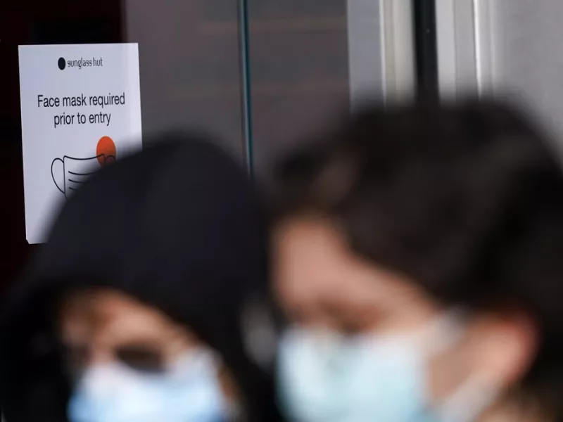 Χαλαρώνουν οι κανονισμοί για τη χρήση μάσκας σε κλειστούς χώρους στη Γαλλία
