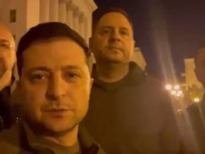 Ο Ζελένσκι βρίσκεται στο Κίεβο - «Είμαστε εδώ. Υπερασπιζόμαστε την Ουκρανία» - Δείτε βίντεο