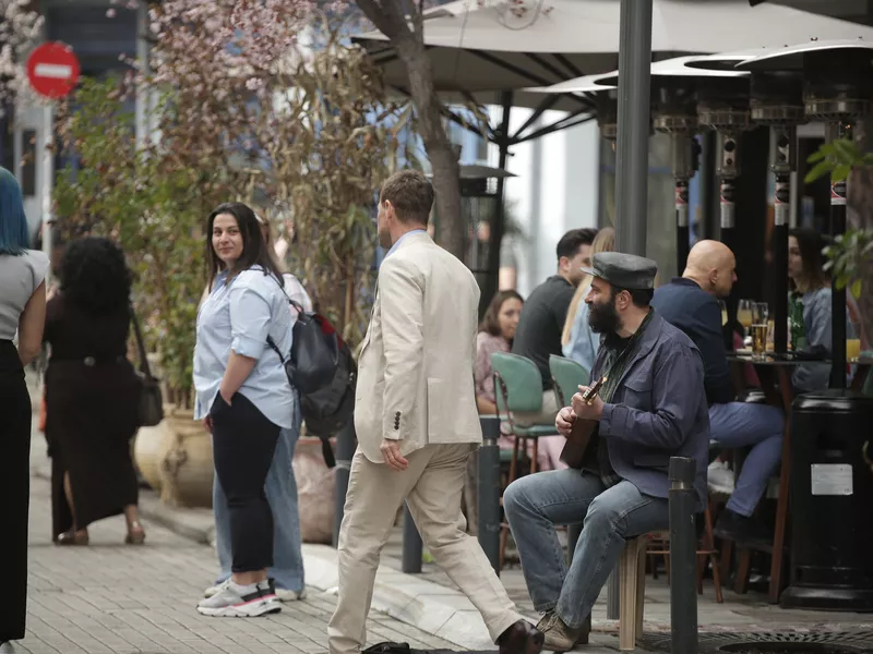 Σε "αρχηγείο της CIA" θα μετατραπεί το δημαρχείο της Θεσσαλονίκης -Τα πρώτα πλάνα από τα γυρίσματα του Bricklayer