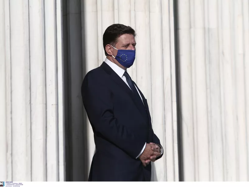 Ο Μανώλης Ανδρουλάκης ενημέρωσε τον Βαρβιτσιώτη για τη Μαριούπολη: Ερείπια και ομαδικοί τάφοι αμάχων