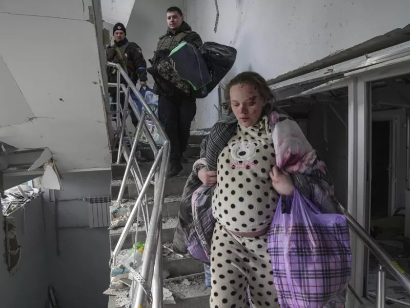 «Ψευδείς ειδήσεις» λέει η Μόσχα για το ρωσικό βομβαρδισμό νοσοκομείου παίδων στη Μαριούπολη