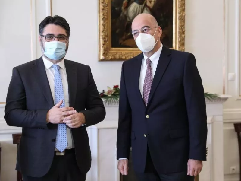 Δένδιας: Προτείνει να τεθεί επικεφαλής ανθρωπιστικής αποστολής στην Μαριούπολη
