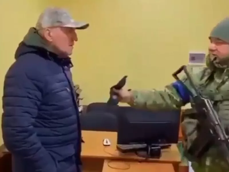Επεισόδιο με το Λευκορώσο πρέσβη στην Ουκρανία: Ουκρανός στρατιωτικός του πέταξε «30 αργύρια»! Δείτε βίντεο