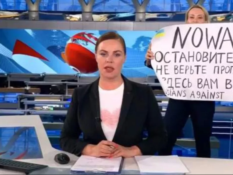 Διαδηλώτρια κατά του πολέμου στην Ουκρανία διέκοψε ρωσικό δελτίο ειδήσεων - Δείτε βίντεο 