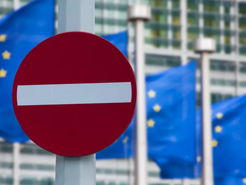 New York Times: Η ΕΕ αποφασίζει τις επόμενες μέρες «σταδιακό εμπάργκο» στο ρωσικό πετρέλαιο 