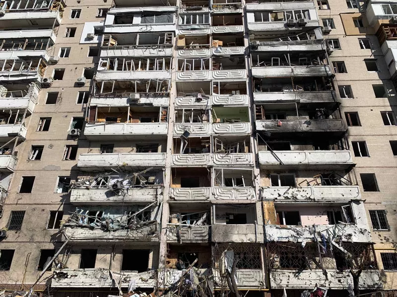 Το φως της ημέρας αποκαλύπτει τον όλεθρο: Συγκλονίζουν οι εικόνες από το κατεστραμμένο Κίεβο