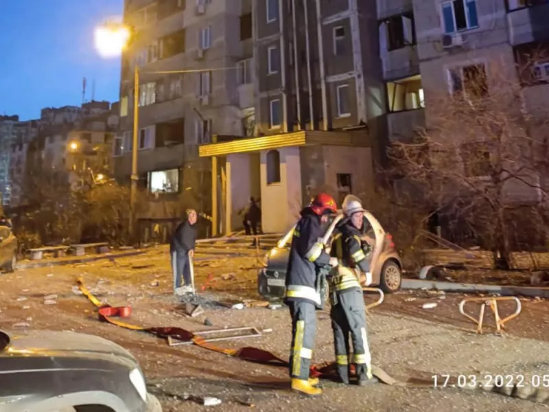 22η ημέρα πολέμου στην Ουκρανία - Συντρίμμια πυραύλου έπεσαν σε πολυκατοικία στο Κίεβο