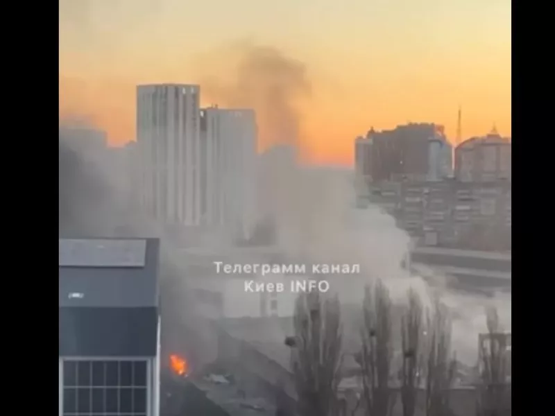 Βομβαρδισμός 12ώροφης πολυκατοικίας στο Κίεβο– Πληροφορίες για 2 τραυματίες – Δείτε βίντεο