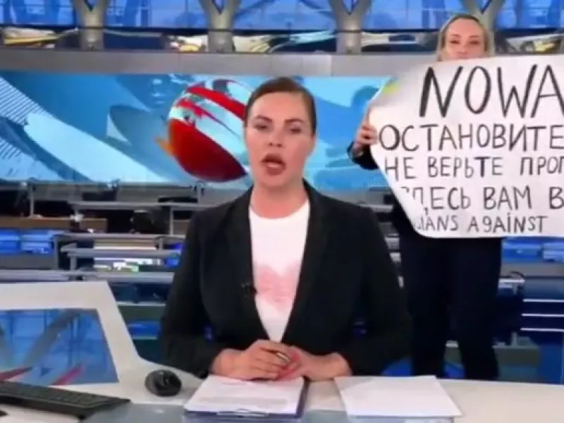 Ο ΟΗΕ καλεί τη Μόσχα να μην προβεί σε αντίποινα κατά της δημοσιογράφου που εισέβαλε στο στούντιο με πλακάτ