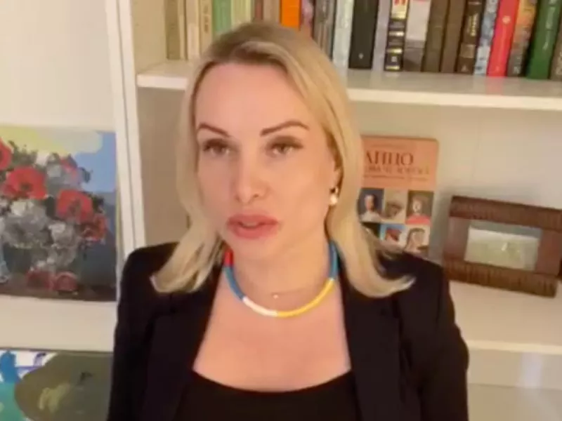 Πώς σώθηκε η Ρωσίδα δημοσιογράφος Μαρίνα Οβσιανίκοβα που σήκωσε πανό κατά του πολέμου 