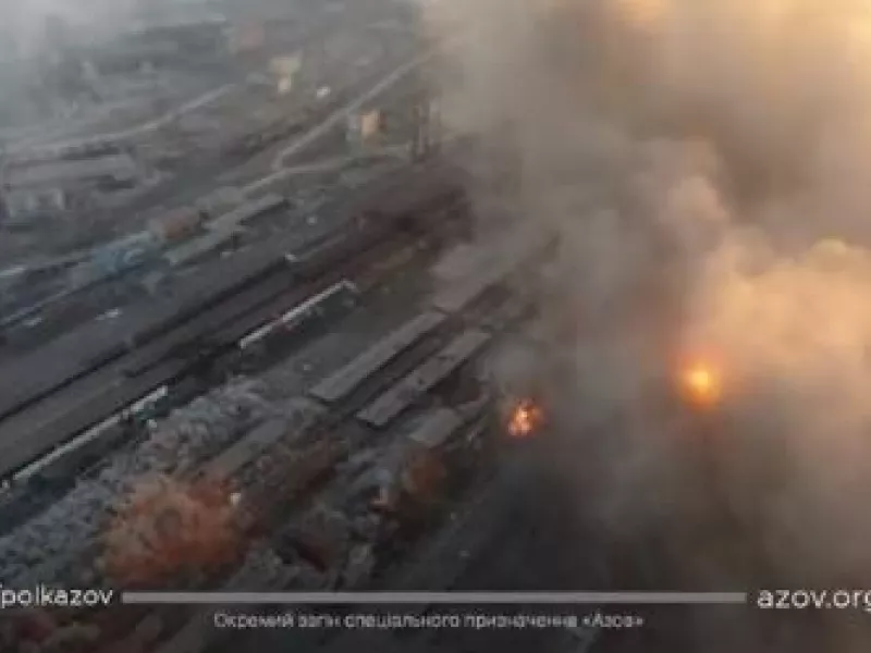 Εικόνες χάους με ρωσικούς βομβαρδισμούς σε εργοστάσια στη Μαριούπολη- Δείτε το βίντεο 