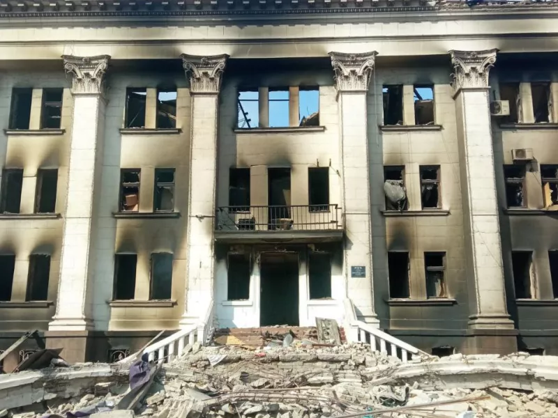 Τουλάχιστον ένας σοβαρά τραυματίας, κανένας νεκρός από τον βομβαρδισμό του θεάτρου στη Μαριούπολη