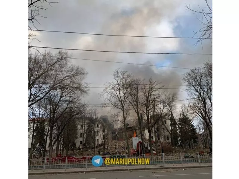 Η Μόσχα διαψεύδει ότι βομβάρδισε θέατρο στη Μαριούπολη