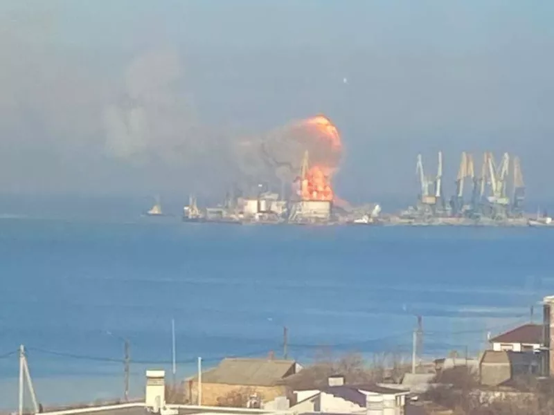 Εκρήξεις στο λιμάνι του Μπερντιάνσκ- Χτυπήθηκαν ρωσικό πλοίο και δεξαμενές καυσίμων