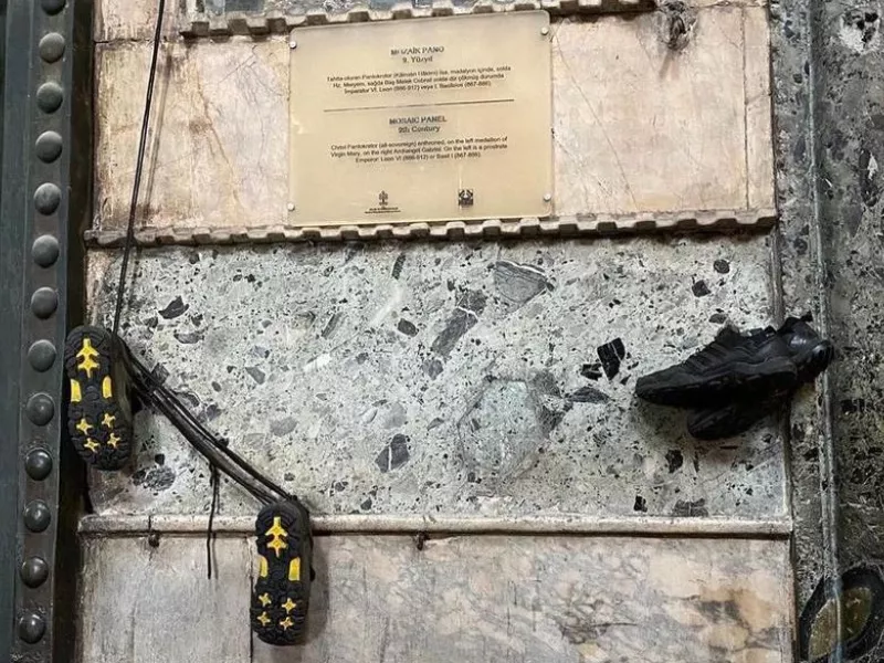 Αγία Σοφία: Νέες εικόνες ντροπής - Παρατούν όπου βρουν τα παπούτσια τους στο ναό 