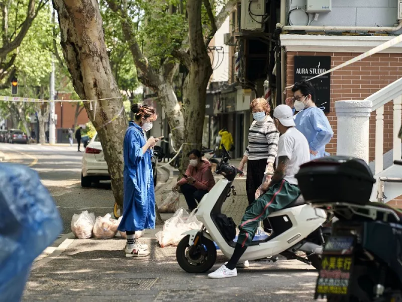 Σκληραίνει το lockdown στην Σανγκάη: Μεταφέρουν άτομα αρνητικά στον κορωνοϊό σε κέντρα καραντίνας