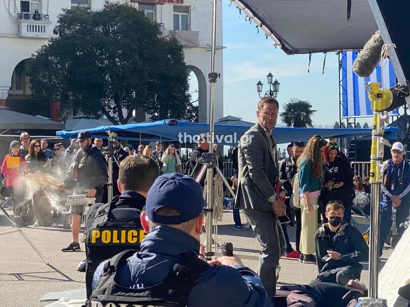 The Bricklayer: «Πυροβολούν» τον Άαρον Έκχαρτ στην πλατεία Αριστοτέλους -Δείτε βίντεο