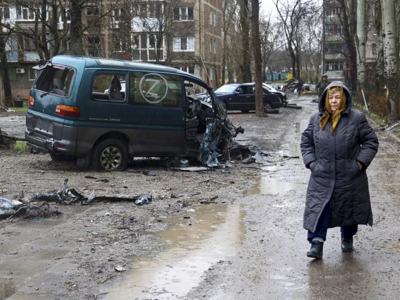 «Οι Ρώσοι ξεθάβουν νεκρούς στη Μαριούπολη για να κρύψουν τα εγκλήματά τους», λένε οι Ουκρανοί