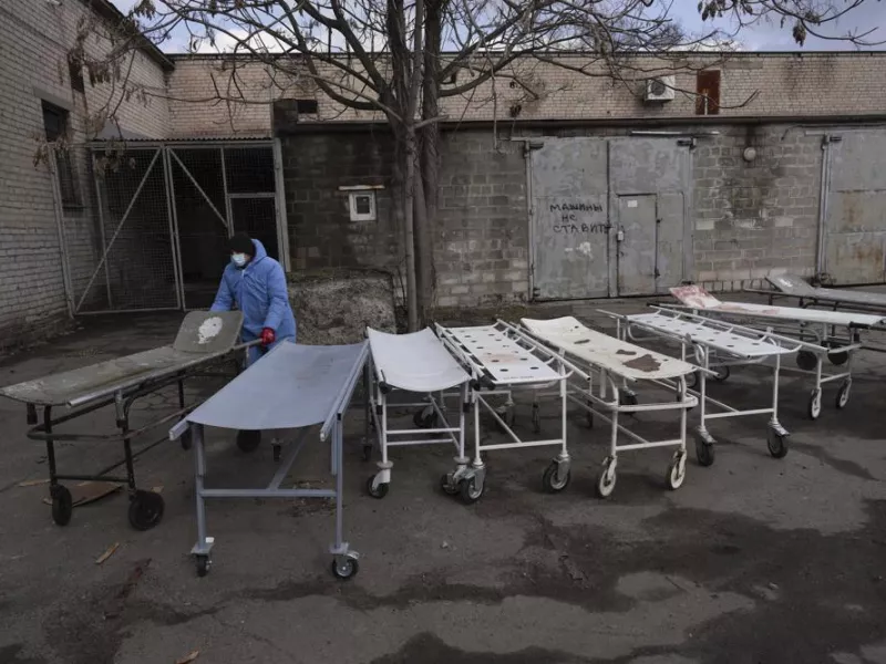 Φρίκη στην Ουκρανία: Θάβουν τους νεκρούς τους σε μαζικούς τάφους βορειοδυτικά του Κιέβου 