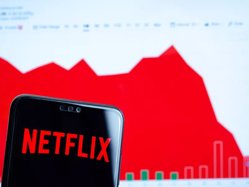 «Βουτιά» για τη μετοχή του Netflix- Έπεσε κατά σχεδόν 40% μετά την απώλεια συνδρομητών