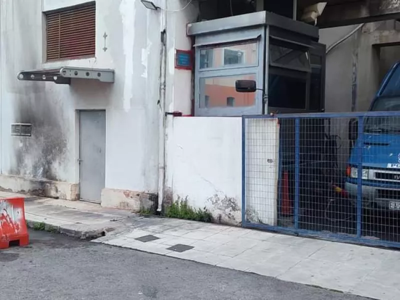 Πάτρα: Επίθεση με μολότοφ στο τμήμα μεταγωγών της ΕΛ.ΑΣ.