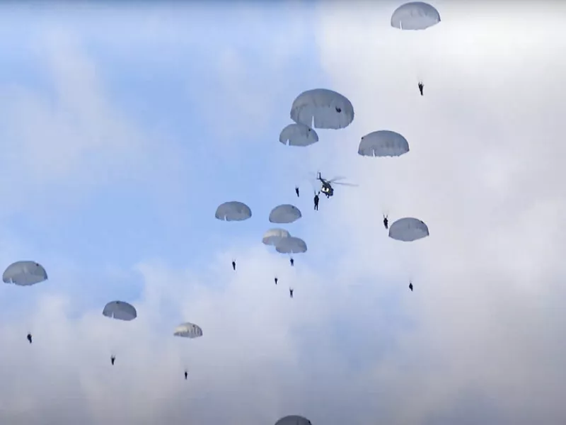 Εξέπνευσε το τελεσίγραφο Πούτιν για τη Μαριούπολη - Ρώσοι αλεξιπτωτιστές μπαίνουν στην πόλη