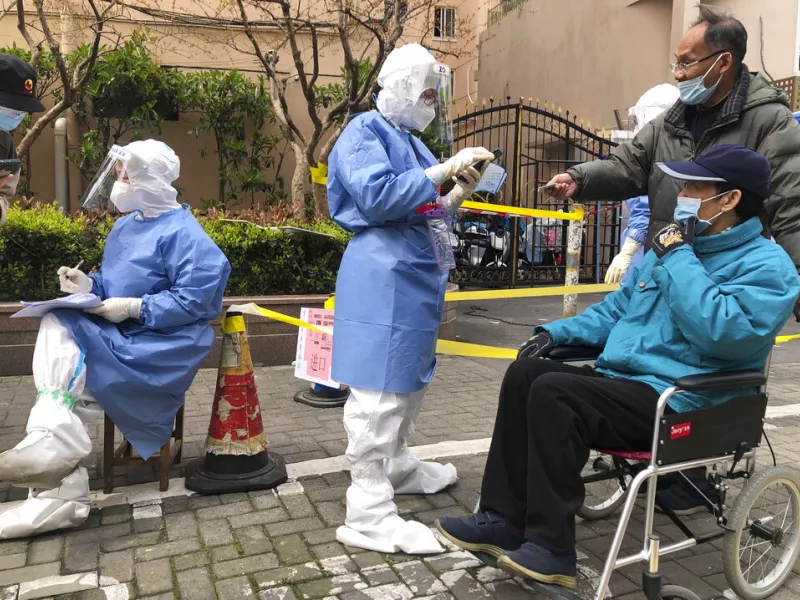 Δυστοπία στη Σανγκάη: Κρεβάτια εκστρατείας και ψωμί για πρωινό στα «στρατόπεδα» καραντίνας 