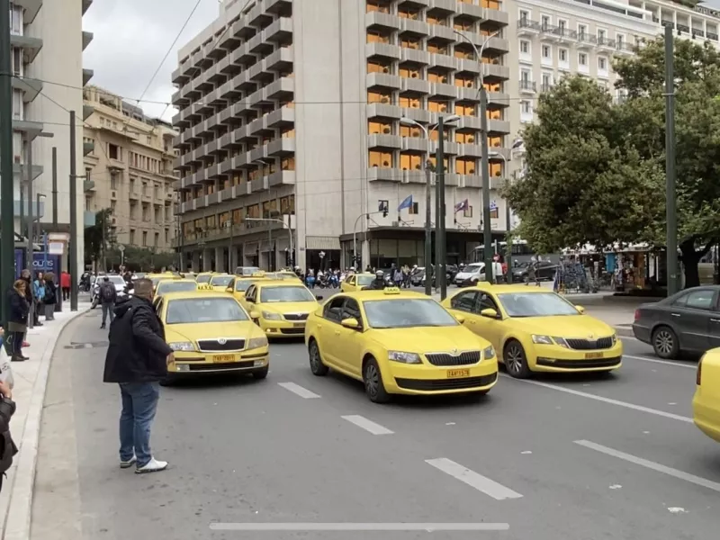 Διαμαρτυρία οδηγών ταξί με τα αυτοκίνητά τους στο κέντρο της Αθήνας- Δείτε βίντεο και φωτογραφίες