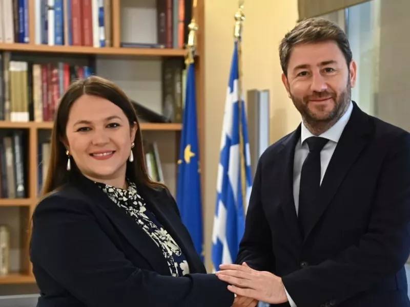 Συνάντηση Ανδρουλάκη-Αδάμου: Μέλος του ΠΑΣΟΚ - Παραμένει ανεξάρτητη βουλευτής 