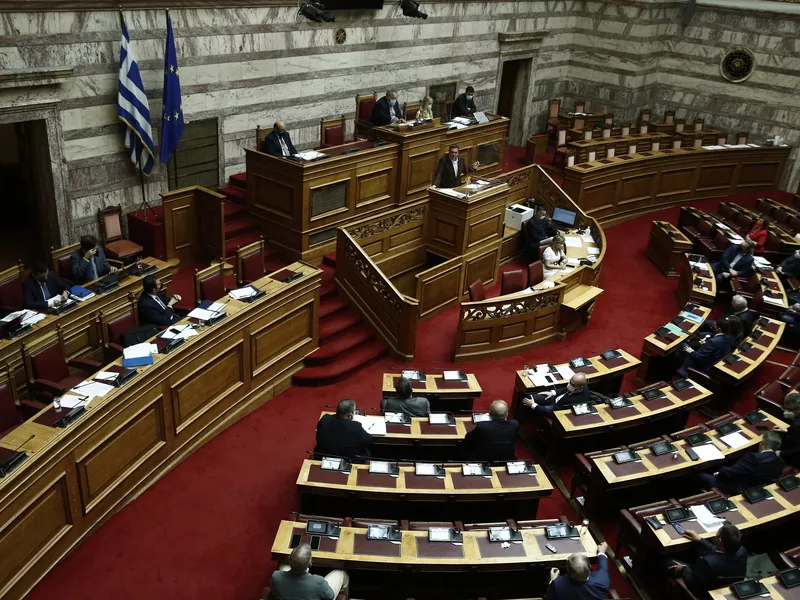 Υπερψηφίστηκε ο Εθνικός Κλιματικός Νόμος - «Ναι» στην τροπολογία για την ενίσχυση έως 600 ευρώ