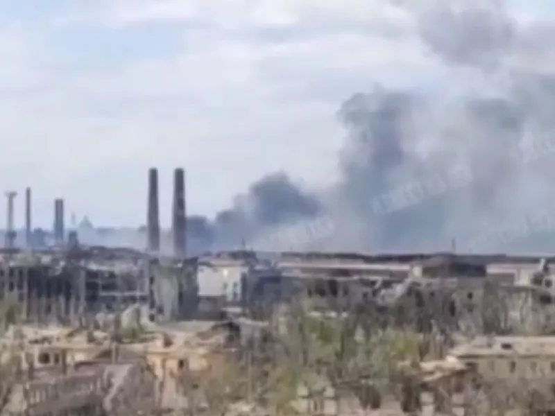Οι Ρώσοι σφυροκοπούν ξανά τη χαλυβουργία Αζοφστάλ - Ισχυρές εκρήξεις και μάχες (βίντεο)