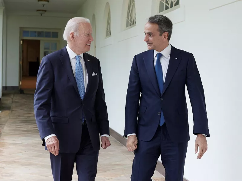  Συνάντηση Μητσοτάκη – Μπάιντεν: Η γραβάτα του προέδρου με την ελληνική σημαία και ο «Μπαϊντενάκης»