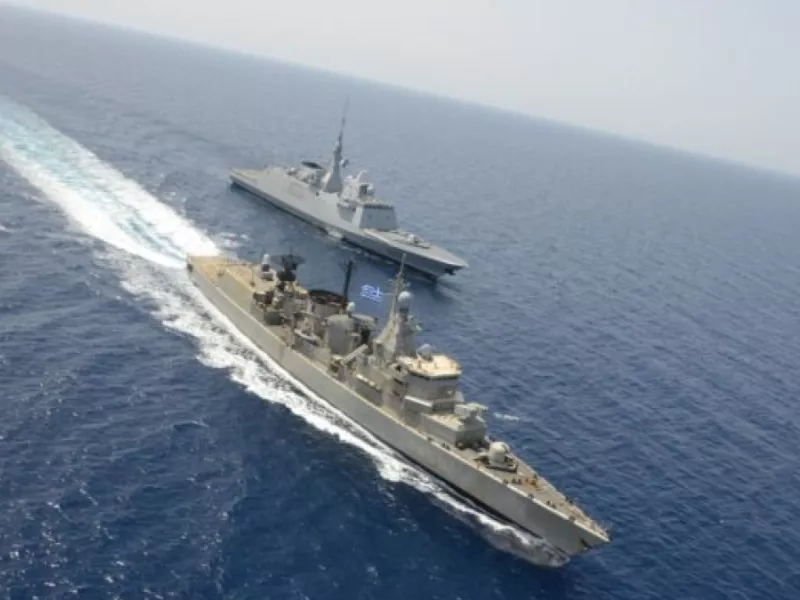 Συζήτηση για πολεμικά πλοία «φύλακες» των τάνκερ μετά την ιρανική έφοδο στα ελληνικά τάνκερ