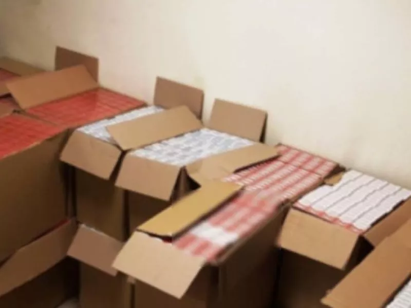 Αμπελόκηποι: Συνελήφθη ζευγάρι με 4.330 πακέτα λαθραία τσιγάρα και 235 καπνούς