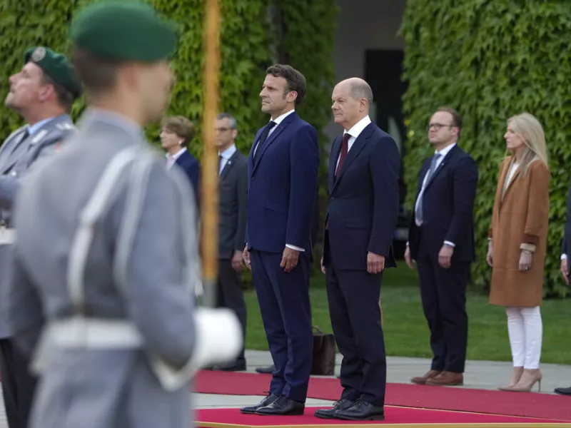 Μακρόν από Βερολίνο: Νέες κυρώσεις σε βάρος της Ρωσίας- Θα συνεχίσουμε να παρέχουμε στρατιωτική βοήθεια στη Ουκρανία 