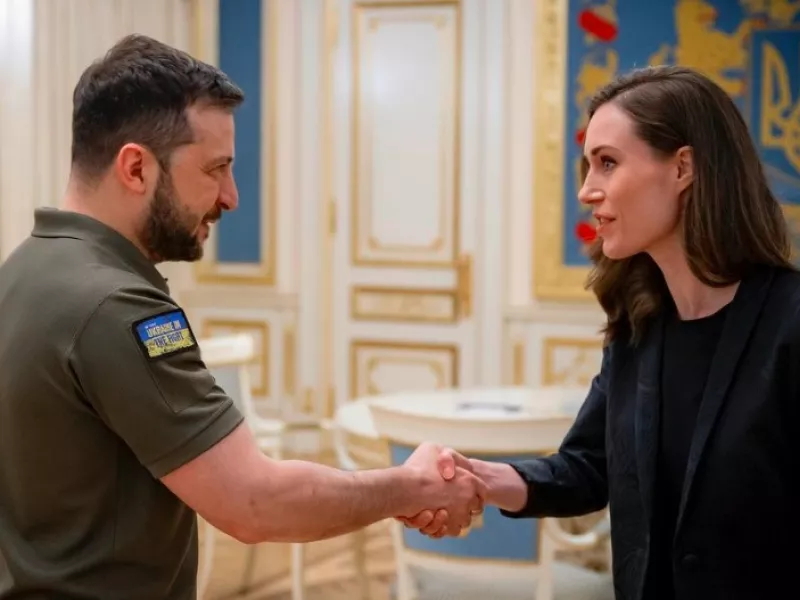 Αιφνιδιαστική επίσκεψη της Φινλανδής πρωθυπουργού στην Ουκρανία – Σοκαρισμένη και με αλεξίσφαιρο στη Μπούκα - Φωτογραφίες
