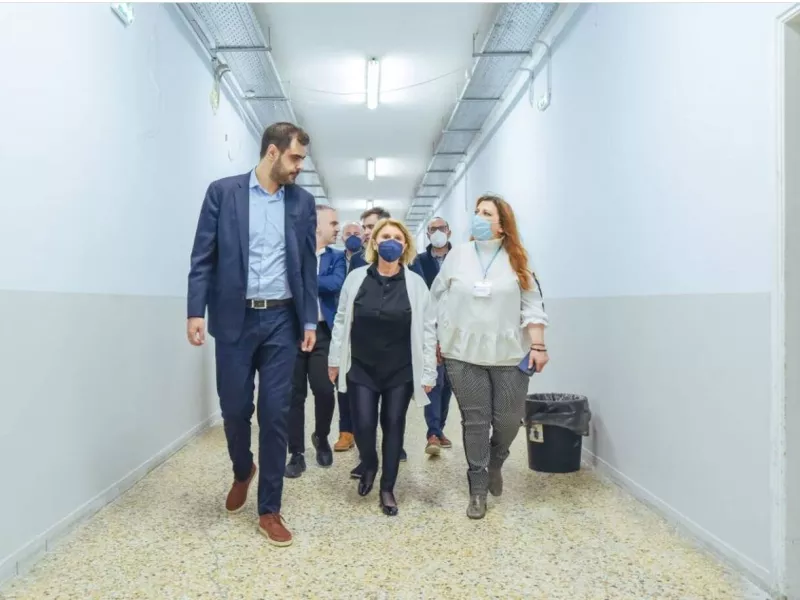 O Παύλος Μαρινάκης επισκέφθηκε δομή φιλοξενίας εκτοπισθέντων από την Ουκρανία, στην Ελευσίνα