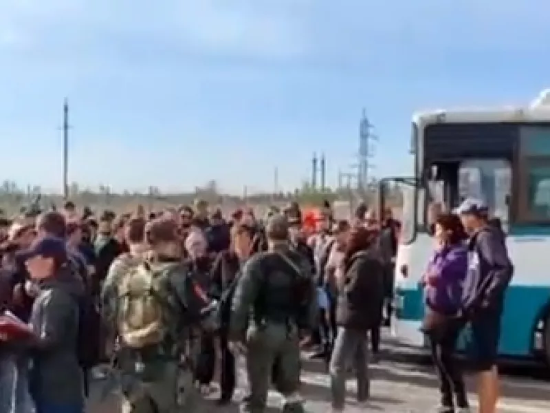Βίντεο με «αναγκαστική εκκένωση»  αμάχων από τη Μαριούπολη έδωσε στη δημοσιότητα το Κίεβο