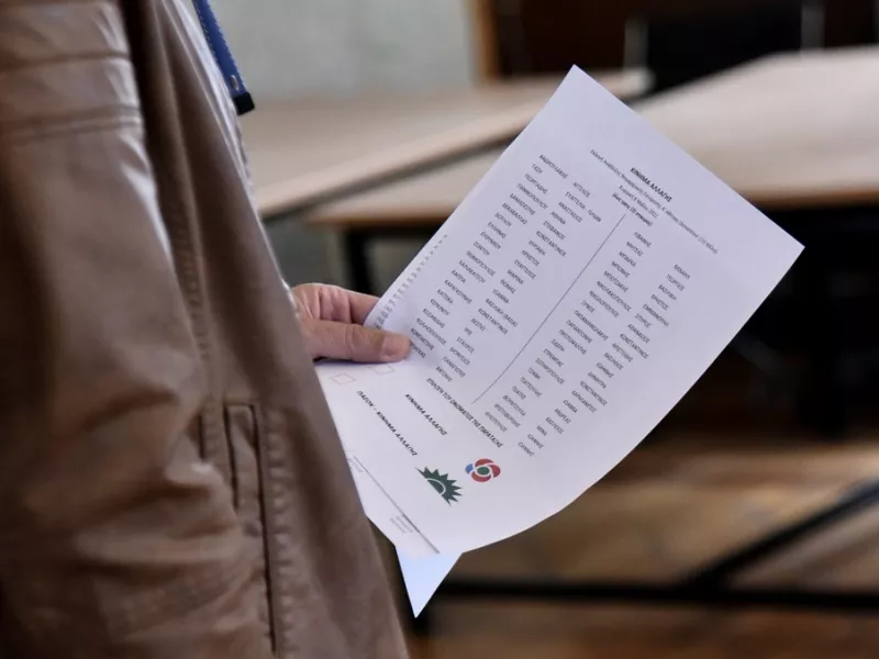 ΠΑΣΟΚ-ΚΙΝΑΛ: Εκπλήξεις στις κάλπες της Θεσσαλονίκης - Ψήφισαν Χρυσόγονος - Αδάμου